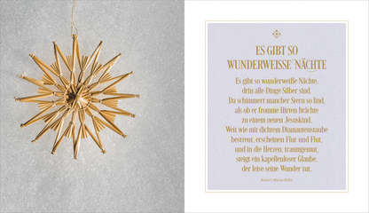 Gezeigt wird eine Innen- oder Zusatzansicht von „Vanille, Zimt und Weihnachtsduft“. Links befindet sich ein dekorativer Stern aus geflochtenem Material in natürlichem Beige-Ton auf einem grauen Hintergrund. Rechts ist ein elegantes, quadratisches Blatt mit dem Text „ES GIBT SO WUNDERWEISSE NÄCHTE“ in Gold auf einem hellen Hintergrund zu sehen. Die Schrift ist in einer festlichen Serifenschrift gestaltet, die einen warmen, einladenden Eindruck vermittelt.