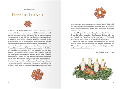 Gezeigt wird eine Innen- oder Zusatzansicht von „Die schönsten Geschichten aus dem Schnee“. Auf der linken Seite befindet sich ein poetischer Text von Theodor Storm, der in versaler Schrift verfasst ist. Die Farben sind warm und einladend, mit goldenen und roten Akzenten. Auf der rechten Seite sind vier Kerzen auf einem geschmückten Adventskranz abgebildet, umgeben von Tannenzweigen und getrockneten Orangenscheiben. Die gesamte Gestaltung strahlt eine festliche Weihnachtsatmosphäre aus.