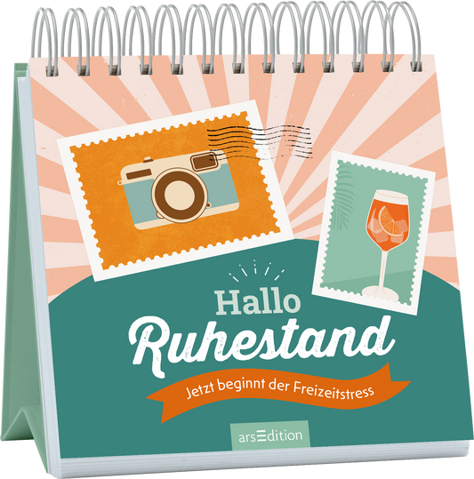 Das Cover zeigt eine spiralgebundene Gestaltung mit einer hellen, strahlend orangefarbenen Hintergrundfarbe. Darauf sind zwei Postkarten mit einem Fotoapparat und einem Gläsermotiv platziert. In der Mitte steht in verspielter Schrift „Hallo Ruhestand“ in Weiß, darunter der Satz „Jetzt beginnt der Freizeitstress“ in orangefarbener Schrift. Die gesamte Atmosphäre ist fröhlich und einladend, passend zum Thema Ruhestand. Ganz unten mittig steht der Logoschriftzug von arsEdition.