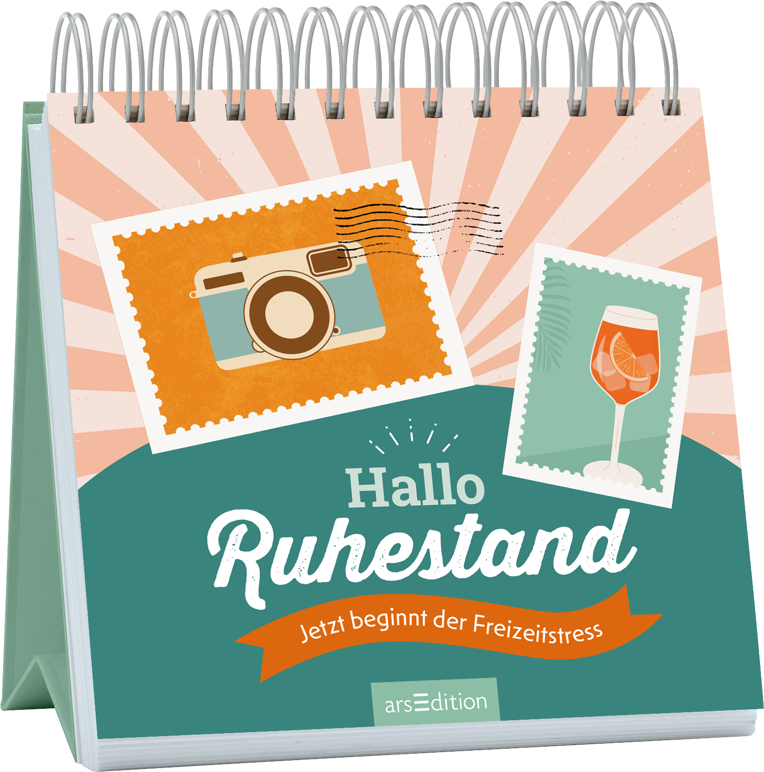 Das Cover zeigt eine spiralgebundene Gestaltung mit einer hellen, strahlend orangefarbenen Hintergrundfarbe. Darauf sind zwei Postkarten mit einem Fotoapparat und einem Gläsermotiv platziert. In der Mitte steht in verspielter Schrift „Hallo Ruhestand“ in Weiß, darunter der Satz „Jetzt beginnt der Freizeitstress“ in orangefarbener Schrift. Die gesamte Atmosphäre ist fröhlich und einladend, passend zum Thema Ruhestand. Ganz unten mittig steht der Logoschriftzug von arsEdition.