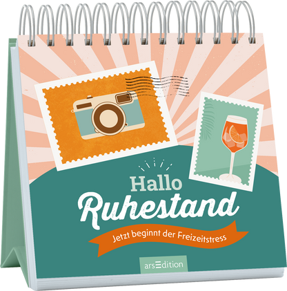 Das Cover zeigt eine spiralgebundene Gestaltung mit einer hellen, strahlend orangefarbenen Hintergrundfarbe. Darauf sind zwei Postkarten mit einem Fotoapparat und einem Gläsermotiv platziert. In der Mitte steht in verspielter Schrift „Hallo Ruhestand“ in Weiß, darunter der Satz „Jetzt beginnt der Freizeitstress“ in orangefarbener Schrift. Die gesamte Atmosphäre ist fröhlich und einladend, passend zum Thema Ruhestand. Ganz unten mittig steht der Logoschriftzug von arsEdition.