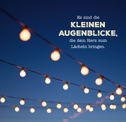 Gezeigt wird eine Innen- oder Zusatzansicht von „Auf die Plätze, glücklich, los!“. Im Vordergrund strahlen zahlreiche warme Lichter über einem tiefblauen Himmel. Die zentrale Botschaft in großer, auffälliger Schrift lautet: „Es sind die KLEINEN AUGENBLICKE“, ergänzt durch einen sanften, einladenden Satz: „die dein Herz zum Lächeln bringen.“ Die Schrift kombiniert klare, kräftige Typografie mit einer freundlichen, handschriftlichen Note, die die positive Stimmung des Designs...