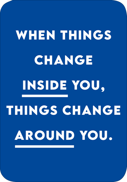 Gezeigt wird eine Innen- oder Zusatzansicht von „Positive Psychologie“. Der Hintergrund ist in einem kräftigen Blau gehalten. In großer, fetter typografischer Schrift steht der Text „WHEN THINGS CHANGE INSIDE YOU, THINGS CHANGE AROUND YOU.“ in Weiß. Der Satz ist in klare Abschnitte unterteilt, wobei „INSIDE YOU“ besonders hervorgehoben wird. Die Typografie vermittelt eine positive und inspirierende Botschaft, die zum Nachdenken anregt.