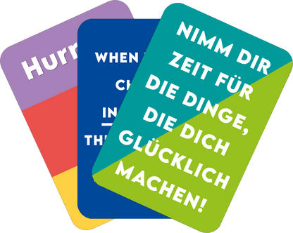 Gezeigt wird eine Innen- oder Zusatzansicht von „Positive Psychologie“. Auf der Abbildung sind drei Karten dargestellt. Die obere Karte ist lila mit dem Text „Hurray“ in hellerer Schrift. Die mittlere Karte ist dunkelblau, der Text „WHEN CHANGES HAPPEN IN YOUR LIFE“ ist in weißer, auffälliger Schrift. Die untere Karte ist grün und trägt die Botschaft „NIMM DIR ZEIT FÜR DIE DINGE, DIE DICH GLÜCKLICH MACHEN!“ in großer, weißer Schrift. Die Farben sind lebhaft und kräftig,...