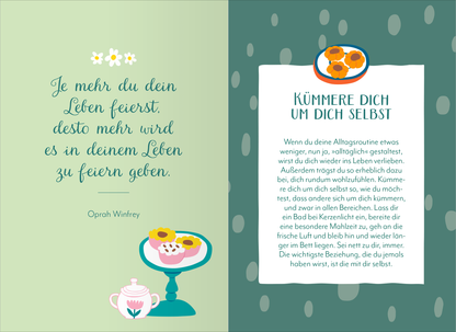 Gezeigt wird eine Innen- oder Zusatzansicht von „Liebe dein Leben“. Die linke Seite hat einen hellgrünen Hintergrund mit einem inspirierenden Zitat von Oprah Winfrey, illustriert mit floralen Elementen. Auf der rechten Seite hebt ein weißer Hintergrund den Text „Kümmere dich um dich selbst“ hervor, der in klarer, gut lesbarer Schriftart gestaltet ist. Ein runder Teller mit Backwaren und eine Teekanne fügen eine gemütliche Note hinzu. Die sanften Farben und die stilvolle Typografie...