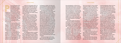 Gezeigt wird eine Innenansicht von „City of Love und Desire“. Die Doppelseite präsentiert auf der linken Seite einen eingefärbten Hintergrund in zartem Rosa mit eleganter goldener Umrahmung. Der Text ist in einer klaren Schrift gehalten, wobei der erste Buchstabe hervorgehoben ist. Auf der rechten Seite wird in schlichter Schrift fortgesetzt, mit strukturierten Absätzen, die den Inhalt übersichtlich gliedern.