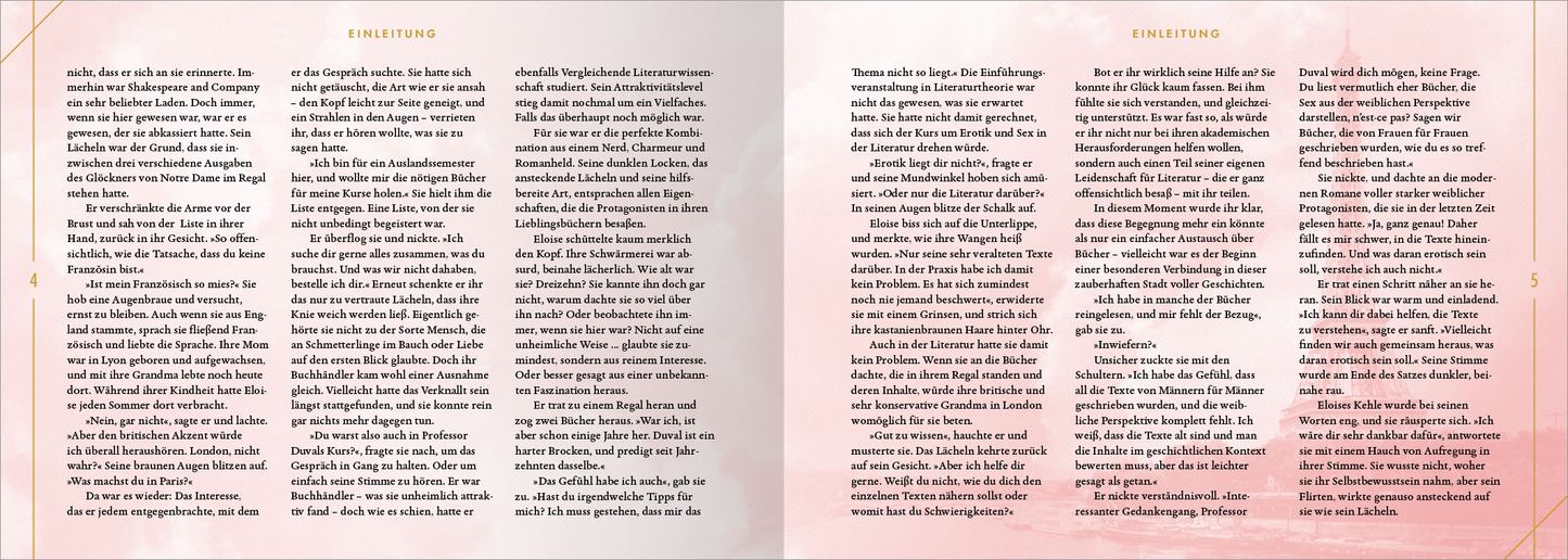 Gezeigt wird eine Innen- oder Zusatzansicht von „City of Love und Desire“. Die Anordnung der Texte auf beiden Seiten ist symmetrisch, wobei ein sanfter, pastellfarbener Hintergrund vorherrscht. Die Schrift ist gut lesbar, in eleganter Serifentypografie gehalten, und wechselt zwischen verschiedenen Schriftgrößen für Überschriften und Fließtext. Einige Passagen sind mit goldenen Linien voneinander abgegrenzt, was dem Layout einen Hauch von Eleganz verleiht.
