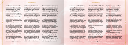 Gezeigt wird eine Innen- oder Zusatzansicht von „City of Love und Desire“. Die Anordnung der Texte auf beiden Seiten ist symmetrisch, wobei ein sanfter, pastellfarbener Hintergrund vorherrscht. Die Schrift ist gut lesbar, in eleganter Serifentypografie gehalten, und wechselt zwischen verschiedenen Schriftgrößen für Überschriften und Fließtext. Einige Passagen sind mit goldenen Linien voneinander abgegrenzt, was dem Layout einen Hauch von Eleganz verleiht.