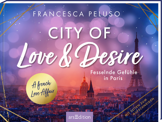 Das Buchcover von Francesca Peluso zeigt den Titel „City of Love &amp; Desire“ in eleganter, geschwungener Schrift in Weiß, umgeben von sanften Pastellfarben und einem verschwommenen Pariser Stadtbild im Hintergrund. Der Untertitel „Fesselnde Gefühle in Paris“ ist in weniger dominanter Typografie gehalten. Ein gelbes, rundes Emblem mit dem Text „A french Love Affair“ leuchtet hervor. Ganz unten mittig steht der Logoschriftzug von arsEdition.