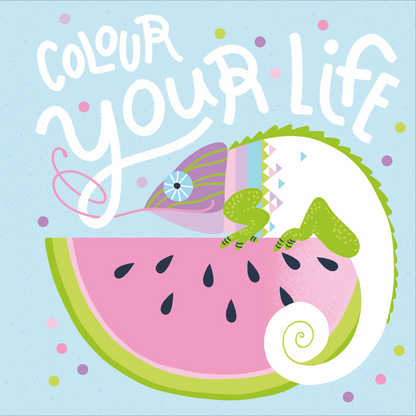Gezeigt wird eine Innen- oder Zusatzansicht von „I love to sparkle – Be wild“. Auf einem hellblauen Hintergrund ist ein großer, stilisierter Chameleon abgebildet, der auf einer Wassermelonenscheibe sitzt. Der Chameleon ist grün mit bunten Akzenten. Über dem zentralen Motiv steht in verspielter, weißer Schrift „COLOUR YOUR LIFE“. Bunte Punkte rund um das Bild verstärken den lebhaften Eindruck. Die Typografie ist freundlich und einladend gestaltet.