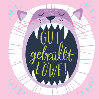 Gezeigt wird eine Innen- oder Zusatzansicht von „I love to sparkle – Be wild“. Die Illustration zeigt einen lächelnden, lila Löwen mit offenem Maul und spitzen Zähnen. Im Inneren des Mauls steht in einem verspielten, grünen Schriftzug „GUT gebrüllt, LÖWE!“. Der Hintergrund ist zart rosa mit strahlenden, bunten Akzenten, die eine fröhliche und einladende Atmosphäre schaffen. Die Typografie ist modern und kindgerecht gestaltet.
