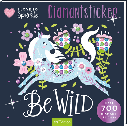 Auf einem tiefblauen Hintergrund springt ein verspieltes, hellblaues Pferd mit einem prächtigen, geschwungenen Schweif. Es ist mit glitzernden Stickern und floralen Motiven geschmückt. Oben steht in verschnörkelter Schrift „I Love to Sparkle“ und darunter in größerer, frecher Schrift „Be WILD“. Rechts ist der Text „Über 700 Diamant-Sticker“ abgedruckt. Der Cover vermittelt ein Gefühl von Abenteuer und Kreativität. Ganz unten mittig steht der Logoschriftzug von arsEdition.