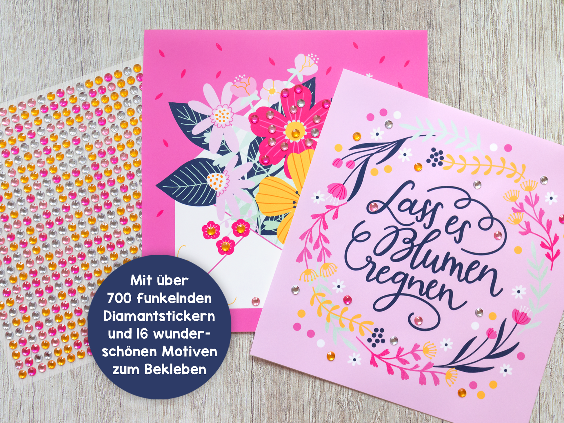 Gezeigt wird eine Innen- oder Zusatzansicht von „I Love to Sparkle – Flower-Power“. Die Ansicht präsentiert zwei zarte, farbenfrohe Illustrationen auf rosa Untergründen. Eine zeigt florale Motive in lebendigen Farben wie Pink, Gelb und Blau, während die andere den handgeschriebenen Spruch „Lass es Blumen regnen“ in elegantem, geschwungenem Schriftzug betont. Zudem ist ein runder Hinweis enthalten, der die enthaltenen 700 funkelnden Diamantstickern und 16 Motiven zur Beklebeanzeige...