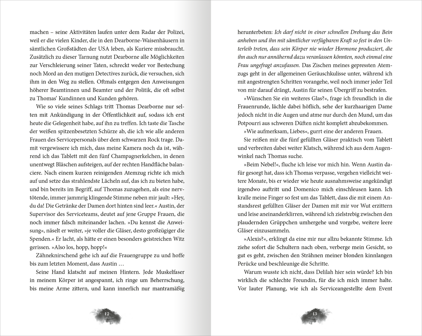 Gezeigt wird eine Innenansicht von „My Darkest Revenge“. Die Seite enthält weißen Hintergrund, auf dem schwarzer Text in gut lesbarer serifenloser Schrift platziert ist. Die Absätze sind klar gegliedert, was die Lesbarkeit erleichtert. Am unteren Rand ist ein dekoratives, unscharfes grafisches Element zu sehen, das dem Layout eine ansprechende Note verleiht. Der gesamte Eindruck ist schlicht und funktional, ohne ablenkende Elemente.