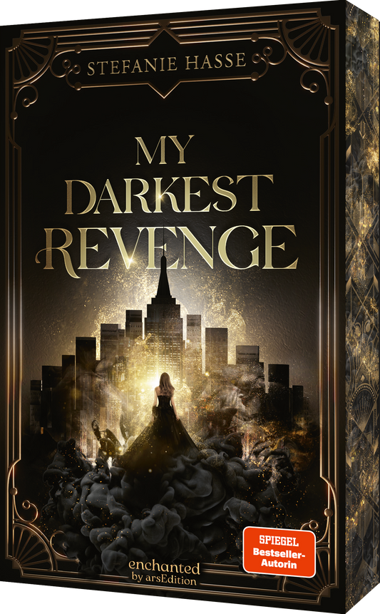 Das Buchcover zeigt eine geheimnisvolle, dunkle Stadtlandschaft im Hintergrund, umgeben von nebligen, goldenen Effekten. Zentral ist eine Frau in einem eleganten, schwarzen Kleid, die mit dem Rücken zum Betrachter steht. Der Titel „MY DARKEST REVENGE“ ist in großen, goldenen Buchstaben mittig platziert, während der Name der Autorin, Stefanie Hasse, darüber zu sehen ist. Ganz unten rechts befindet sich ein roter Button mit dem Text „SPIEGEL-Bestseller-Autorin“. Ganz unten mittig...