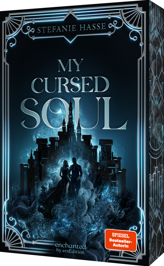 Das Cover ist dunkelblau bis schwarz. Mittig steht der Titel „MY CURSED SOUL“ in einer silbernen Schrift. Darüber steht der Name der Autorin Stefanie Hasse. In der Mitte ist ein Paar vor der Silhouette einer Stadt, umgeben von leuchtendem Nebel und funkelnden Partikeln, abgebildet. Unten rechts ist ein orangener Button mit dem Text „SPIEGEL Bestseller-Autorin“ platziert. Ganz unten mittig steht der Logoschriftzug von enchanted by arsEdition.