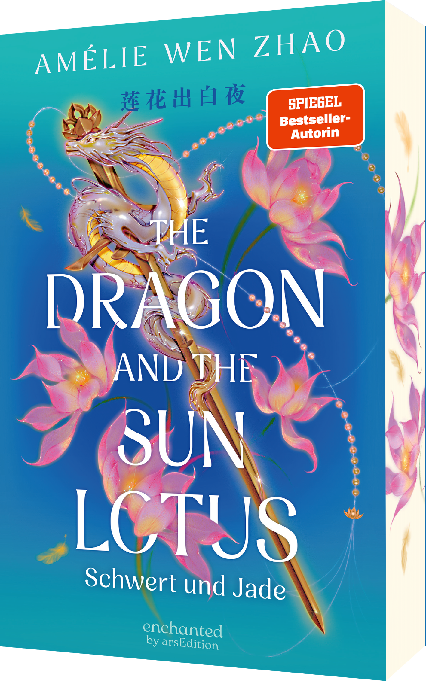 Das Cover hat einen blauen Hintergrund und darauf rosa Lotusblüten und ein goldenes Schwert, um das sich ein Drache schlingt. Der Titel ist in großen weißen Buchstaben mittig, der Name der Autorin Amélie Wen Zhao oben, Untertitel „Schwert und Jade“ kleiner unten platziert. Oben rechts steht ein orangefarbener SPIEGEL Bestseller-Autorin-Button. Ganz unten mittig steht der Logoschriftzug von enchanted by arsEdition.