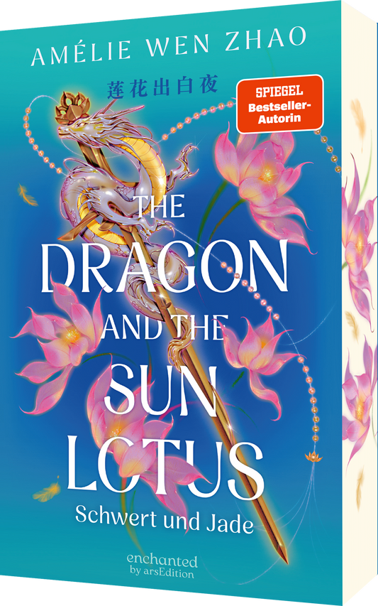 Das Cover hat einen blauen Hintergrund und darauf rosa Lotusblüten und ein goldenes Schwert, um das sich ein Drache schlingt. Der Titel ist in großen weißen Buchstaben mittig, der Name der Autorin Amélie Wen Zhao oben, Untertitel „Schwert und Jade“ kleiner unten platziert. Oben rechts steht ein orangefarbener SPIEGEL Bestseller-Autorin-Button. Ganz unten mittig steht der Logoschriftzug von enchanted by arsEdition.