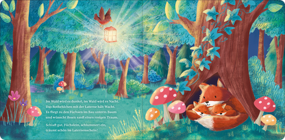 Gezeigt wird eine Innen- oder Zusatzansicht von „Ich schenk dir ein Licht! Schlaf, Kindlein, schlaf“. Die Illustration zeigt einen dunklen Wald, in dem ein warmes Licht aus einer Laterne strahlt. Bäume in verschiedenen Grüntönen umgeben die Szene. Auf dem Boden wachsen bunte Pilze, und im Vordergrund liegt ein kleiner Fuchs eng an eine weitere Kreatur gekuschelt. Die Schrift ist spielerisch gestaltet und in sanften Farben gehalten. Die gesamte Stimmung vermittelt Geborgenheit und den...