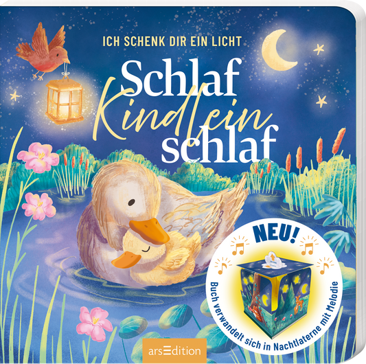 Das Buchcover zeigt eine friedliche Nachtlandschaft in sanften Blau- und Lilatönen. Im Vordergrund schwimmen eine Entenmutter und ihr Küken auf einem ruhigen Gewässer. Über ihnen leuchten ein Sternenhimmel und eine abnehmende Mondsichel. Der Titel „Schlaf Kindlein schlaf“ erscheint in großen, weißen Buchstaben, elegant umrahmt. In der unteren rechten Ecke befindet sich ein Hinweis „NEU! Buch verwandelt sich in Nachtlaterne mit Melodie“. Ganz unten mittig steht der Logoschriftzug...
