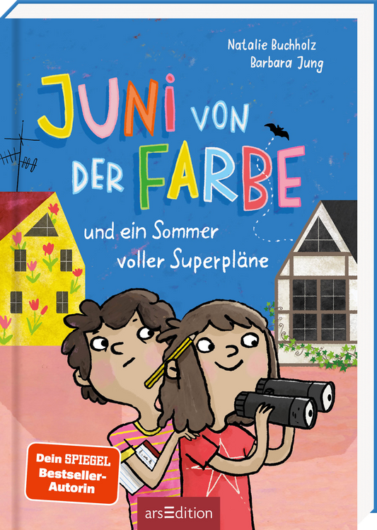 Das Buchcover von "Juni von der Farbe" von Natalie Buchholz und Barbara Jung ist in fröhlichen, bunten Farben gestaltet. Im Vordergrund stehen zwei Kinder, eines mit einem Fernglas und das andere mit einem Notizblock. Im Hintergrund sind zwei Häuser zu sehen, zwischen denen eine Fledermaus flattert. Der Titel ist in großen, verspielten Buchstaben gestaltet. Unten links befindet sich ein Button mit dem Text „Dein SPIEGEL Bestseller-Autorin“. Ganz unten mittig steht der...