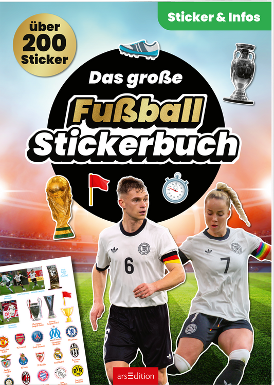 Das Cover zeigt einen Fußballspieler, Joshua Kimmich, und eine Fußballspielerin, Giulia Gwinn, die Trikots der deutschen Nationalmannschaft tragen. Im Hintergrund sind ein Fußballfeld und ein ansteigender Himmel zu sehen. Der Titel „Das große Fußball Stickerbuch“ ist groß und auffällig in Schwarz mit gelben Akzenten. Darüber steht „über 200 Sticker“. Oben sind verschiedene Pokale abgebildet, darunter der Weltmeisterpokal. Ganz unten mittig steht der Logoschriftzug von...