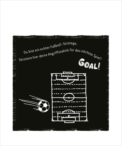 Gezeigt wird eine Innen- oder Zusatzansicht von „Mein Fußball-Kritzkratz-Buch“. Der Hintergrund ist schwarz, auf dem eine einfache, weiße Skizze eines Fußballfeldes abgebildet ist. Oben steht der Text „Du bist ein echter Fußball-Strategie. Skizziere hier deine Angriffsstrategie für das nächste Spiel!“ in klarer, fröhlicher Typografie. Ein Fußball bewegt sich dynamisch zum Tor, und das Wort „Goal!“ ist in einer verspielten, auffälligen Schriftart platziert.