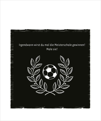 Gezeigt wird eine Innen- oder Zusatzansicht von „Mein Fußball-Kritzkratz-Buch“. Der Hintergrund ist tiefschwarz und wird von einer kräftigen, weißen Schrift dominiert. In der Mitte befindet sich ein Fußball, umgeben von stilisierten, grünen Lorbeerblättern. Der Text lautet: „Irgendwann wirst du mal die Meisterschale gewinnen! Male sie!“ Die Gestaltung vermittelt eine sportliche und motivierende Atmosphäre. Die einfache, klare Typografie sorgt für gute Lesbarkeit.
