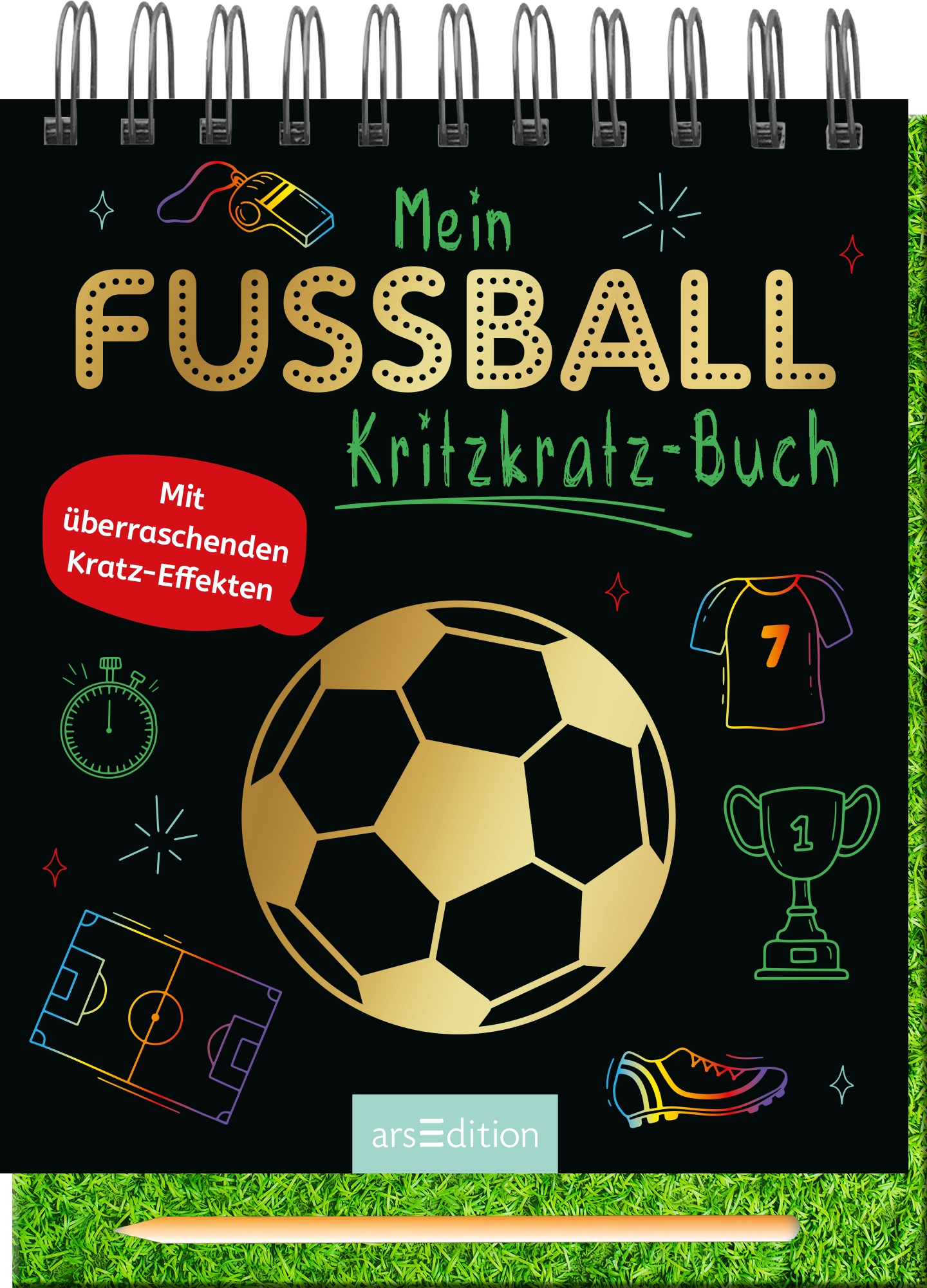 Das Buchcover zeigt einen schwarzen Hintergrund mit bunten, skizzierten Fußballmotiven, darunter ein großer, goldener Fußball in der Mitte. Oben steht in großen, weißen Buchstaben „Mein FUSSBALL Kritzkratz-Buch“. Eine rote Sprechblase hebt den Text „Mit überraschenden Kratz-Effekten“ hervor. Insgesamt vermittelt das Cover eine dynamische und spielerische Atmosphäre. Unten ist der beigelegte Holzstift abgebildet, darüber steht mittig der Schriftzug "arsEdition".