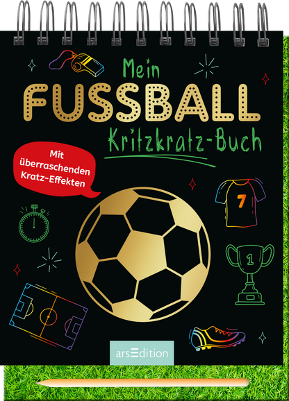 Das Buchcover zeigt einen schwarzen Hintergrund mit bunten, skizzierten Fußballmotiven, darunter ein großer, goldener Fußball in der Mitte. Oben steht in großen, weißen Buchstaben „Mein FUSSBALL Kritzkratz-Buch“. Eine rote Sprechblase hebt den Text „Mit überraschenden Kratz-Effekten“ hervor. Insgesamt vermittelt das Cover eine dynamische und spielerische Atmosphäre. Unten ist der beigelegte Holzstift abgebildet, darüber steht mittig der Schriftzug "arsEdition".