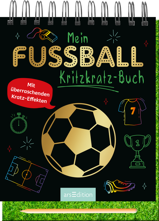 Das Buchcover zeigt einen schwarzen Hintergrund mit bunten, skizzierten Fußballmotiven, darunter ein großer, goldener Fußball in der Mitte. Oben steht in großen, weißen Buchstaben „Mein FUSSBALL Kritzkratz-Buch“. Eine rote Sprechblase hebt den Text „Mit überraschenden Kratz-Effekten“ hervor. Insgesamt vermittelt das Cover eine dynamische und spielerische Atmosphäre. Unten ist der beigelegte Holzstift abgebildet, darüber steht mittig der Schriftzug "arsEdition".