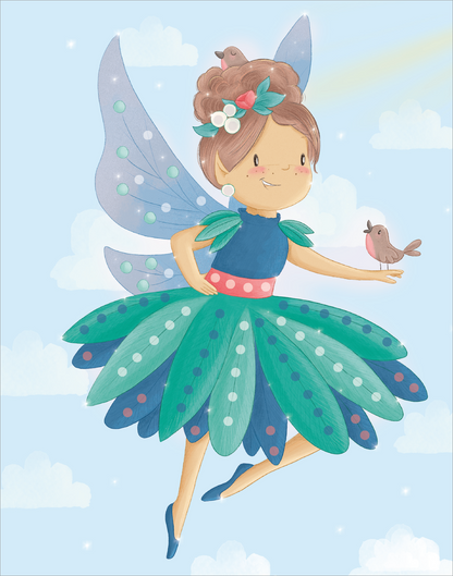 Gezeigt wird eine Innen- oder Zusatzansicht von „Diamantsticker Anziehpuppen – Frühlingsfeen“. Die Illustration zeigt eine fröhliche Fee mit braunem Haar und einem bunten Winden aus Blumen. Ihr Oberteil ist blau, während der Rock aus grünen Blütenblättern mit blauen und lilafarbenen Punkten besteht. Die Fee hat durchsichtige, glitzernde Flügel und hält einen kleinen Vogel in der Hand. Der Hintergrund ist hellblau mit Wolken, was eine frühlingshafte Atmosphäre vermittelt.