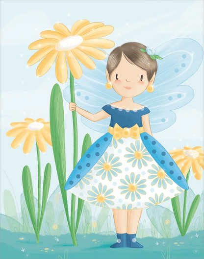 Gezeigt wird eine Innen- oder Zusatzansicht von „Diamantsticker Anziehpuppen – Frühlingsfeen“. Das Bild zeigt eine fröhliche Feenfigur mit einer blauen Bluse und einem blauen Rock, verziert mit blauen Punkten und gelben Blumen. Sie hält eine große, gelbe Blume in der Hand. Ihr Gesicht ist freundlich mit einem sanften Lächeln, während ihre durchsichtigen Flügel im Hintergrund sanft bläulich schimmern. Die Umgebung ist grün mit weiteren gelben Blumen, die eine frühlingshafte...