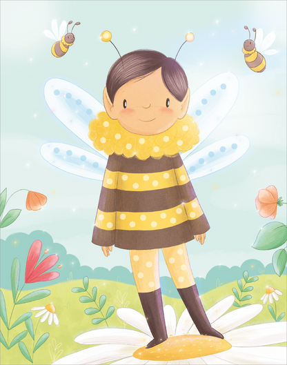 Gezeigt wird eine Innen- oder Zusatzansicht von „Diamantsticker Anziehpuppen – Frühlingsfeen“. Die Illustration zeigt ein bezauberndes Kind als Biene, mit gelb-schwarzen Streifen und einem flauschigen gelben Kragen. Die Figur hat dunkelbraune Haare und eine freundliche Miene. Im Hintergrund sind zarte Blumen und grüne Wiesen unter einem hellblauen Himmel mit summenden Bienen zu sehen. Die kräftigen Farben verleihen der Szene Frische und Lebendigkeit.