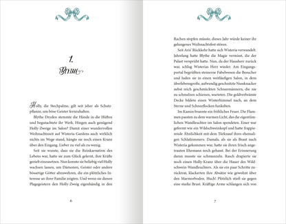 Gezeigt wird eine Innen- oder Zusatzansicht von „Holly – Eine Belladonna-Novelle“. Auf der linken Seite beginnt das Kapitel mit einer großen, geschwungenen Überschrift in eleganter Schrift, die in Türkis gehalten ist. Der Text ist in gut lesbarer, schwarzer Schrift gedruckt.
