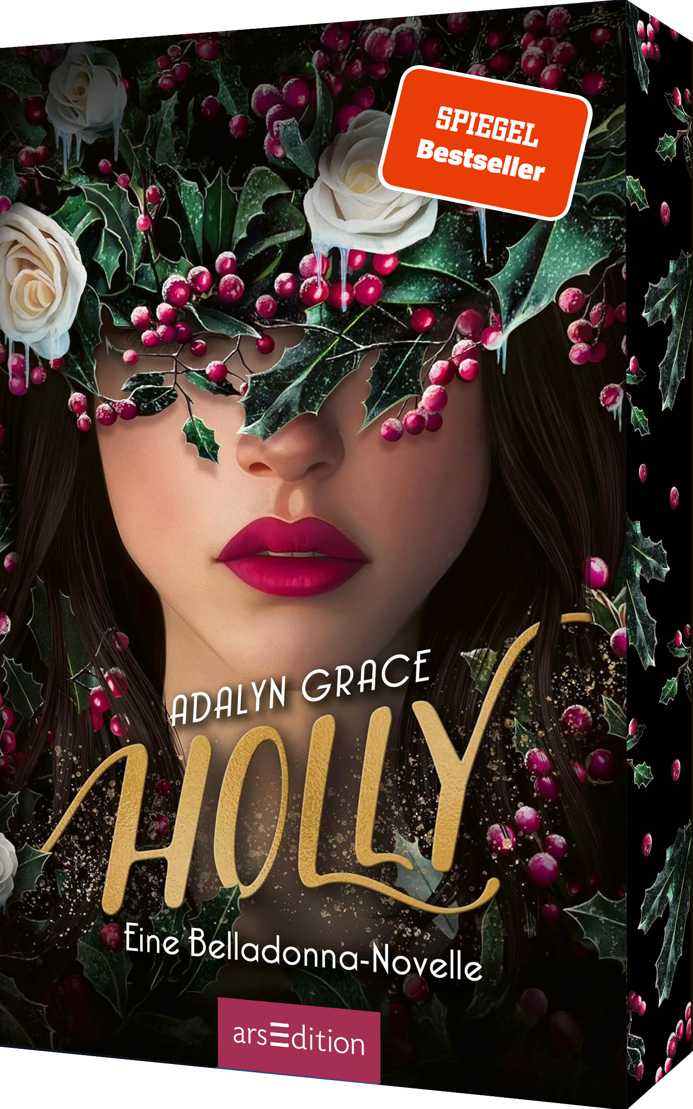 Das Buchcover zeigt das Porträt einer Frau mit rotem Lippenstift und geheimnisvollem Ausdruck. Sie trägt ein mit grünem Blattwerk und Stechpalmen geschmücktes Haupt. Der Hintergrund ist dunkel und verstärkt die geheimnisvolle Atmosphäre. In eleganter goldener Schrift steht „Holly“ von Adalyn Grace, während der Zusatz „Eine Belladonna-Novelle“ darunter platziert ist. Oben links prangt ein roter Button mit „SPIEGEL Bestseller-Autorin“. Ganz unten mittig steht der Logoschriftzug...