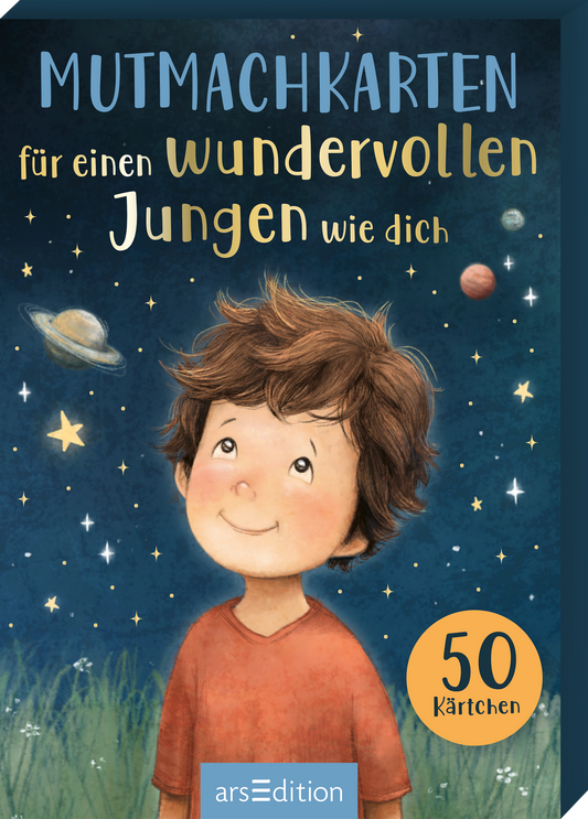 Das Buchcover zeigt einen lächelnden Jungen mit braunen, lockigen Haaren vor einem traumhaften Nachthimmel, der mit funkelnden Sternen und Planeten geschmückt ist. In der oberen Bildhälfte steht in großen, bunten Buchstaben „ MUTMACHKARTEN für einen wunder-vollen Jungen wie dich“. Unten rechts ist die Zahl „50“ in einem Kreis abgebildet, die auf die Anzahl der Karten hinweist. Ganz unten mittig steht der Logoschriftzug von arsEdition.