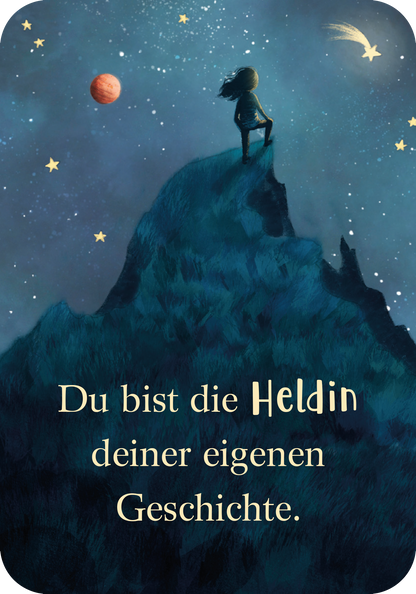 Gezeigt wird eine Innen- oder Zusatzansicht von „Mutmachkarten für ein wundervolles Mädchen wie dich“. Die Karte zeigt ein bezauberndes, nächtliches Landschaftsbild mit einem stilisierten Mädchen auf einem hohen Hügel. Der Hintergrund ist in sanften Blautönen gehalten, die durch leuchtende Sterne und einen roten Planeten akzentuiert werden. In goldenen, geschwungenen Buchstaben steht der inspirierende Text: „Du bist die Heldin deiner eigenen Geschichte.“ Die Schriftart vermittelt...