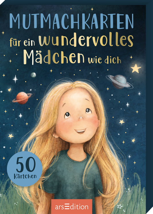 Das Buchcover zeigt ein fröhliches Mädchen mit langen, blonden Haaren und einem leuchtenden Lächeln, das vor einem tiefblauen Nachthimmel steht, durchsetzt mit glitzernden Sternen und Planeten. Der Titel „Mutmachkarten für ein wundervolles Mädchen wie dich“ ist in harmonischen, gelben und weißen Buchstaben gestaltet. In der unteren linken Ecke befindet sich ein Button mit der Aufschrift „50 Karten“. Ganz unten mittig steht der Logoschriftzug von arsEdition.