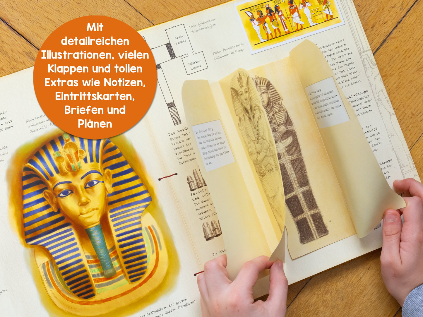 Gezeigt wird eine Innen- oder Zusatzansicht von „Expedition ins alte Ägypten“. Die Abbildung zeigt eine geöffnete Buchseite mit detailreichen Illustrationen und Klappen. Eine goldene Maske ist prominent dargestellt, umgeben von hellen Farben. Der Text ist in einer klaren, serifenlosen Schriftart gehalten. Verschiedene Extras wie Notizen und Eintrittskarten sind in die Seiten integriert, was dem Leser eine interaktive Erfahrung bietet.