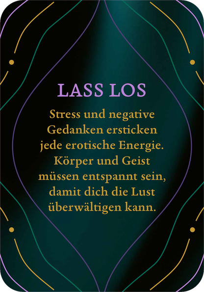 Gezeigt wird eine Innen- oder Zusatzansicht von „Das kleine Erotik Orakel“. Die Karte präsentiert einen tiefgrünen Hintergrund mit eleganten, geschwungenen Linien in Gold und Violett. Der Schriftzug „LASS LOS“ ist prominent in Violett platziert, während der Text darunter in goldener Schrift die Wichtigkeit von Entspannung für erotische Energie betont. Die Gestaltung kombiniert eine ansprechende Typografie mit harmonischen Farben, die eine sinnliche Atmosphäre schaffen.