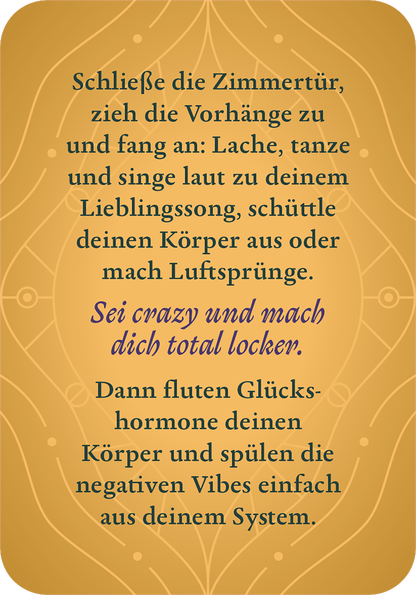 Gezeigt wird eine Innen- oder Zusatzansicht von „Das kleine Erotik Orakel“. Der Hintergrund ist in einem warmen Goldton gehalten, der eine einladende Atmosphäre schafft. In der Mitte des Blattes befindet sich ein herzförmiges, grafisches Element, das harmonisch in die Gestaltung integriert ist. Der Text ist in einer eleganten, gut lesbaren Schriftart verfasst, wobei wichtige Phrasen in Lila hervorgehoben sind. Die Aufforderung zur Entspannung und Freude zieht sich durch den gesamten Text.