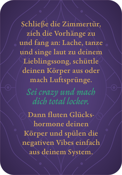 Gezeigt wird eine Innen- oder Zusatzansicht von „Das kleine Erotik Orakel“. Der Hintergrund ist in einem tiefen Lila gehalten, während der Text in verschiedenen Farben gestaltet ist. Die zentrale Aufforderung „Sei crazy und mach dich total locker“ ist in einem auffälligen Türkis hervorgehoben. Die restlichen Textelemente sind in einem eleganten, goldenen Farbton verfasst und vermitteln eine verspielte, motivierende Stimmung. Eine verschnörkelte Typografie ergänzt das Gesamtbild und...