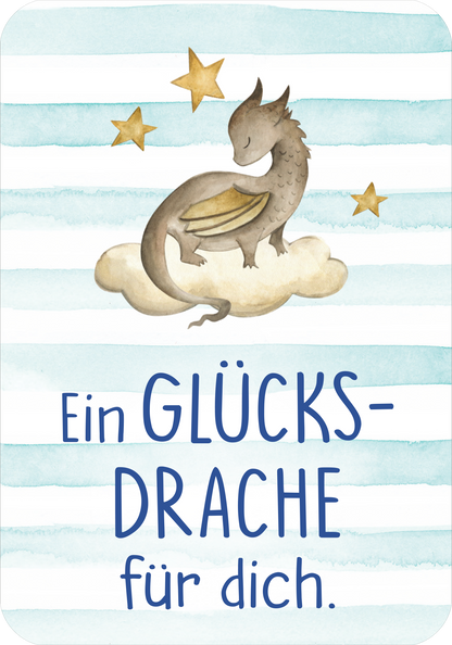 Gezeigt wird eine Innen- oder Zusatzansicht von „Mutmachkarten – Dino (Aquarelloptik)“. Die Karte zeigt einen niedlichen Drachen, der auf einer Wolke sitzt, umgeben von kleinen, gelben Sternen. Der Hintergrund ist in sanften, horizontalen Streifen in hellblauen und weißen Farbtönen gehalten. Die große Schriftart in Blau lautet „Ein GLÜCKS-DRACHE für dich“ und sorgt für eine freundliche, einladende Atmosphäre.