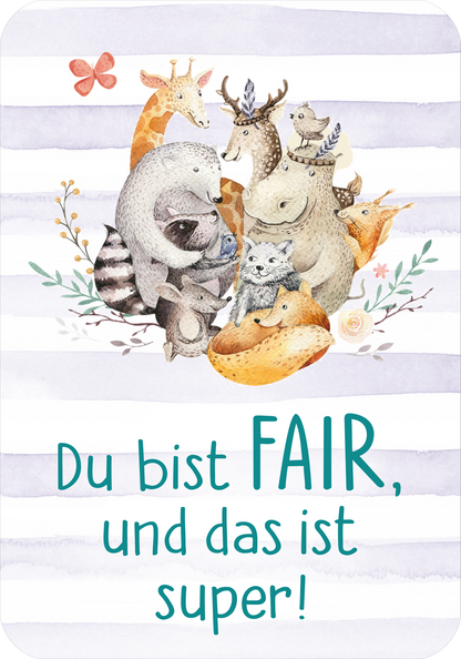 Auf der Innenseite des Buches „Mutmachkarten – Dino (Aquarelloptik)“ sind verschiedene Tiere in sanften Aquarellfarben abgebildet, die fröhlich zusammenstehen. Die Palette umfasst Hellblau, sanftes Beige und sanfte Erdtöne. Im Vordergrund steht der Text „Du bist FAIR, und das ist super!“ in einer großen, türkisfarbenen Schrift. Hinter den Tieren verläuft ein zart gestreifter Hintergrund in Grautönen. Ein rotes Schmetterlingsmotiv und florale Elemente ergänzen das Bild.