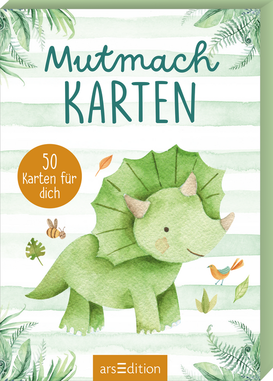 Cover zeigt auf hellgrün gestreiftem Aquarellhintergrund einen freundlichen grünen Triceratops als Aquarellillustration, umgeben von Blättern, Vögeln und Bienen. Titel oben in zwei Zeilen: „Mutmach“ handschriftlich, „KARTEN“ groß und schmal in serifenloser Schrift. Links ein orangefarbener Kreis mit der Aufschrift „50 Karten für dich“. Die Stimmung ist sanft, fröhlich und kindgerecht. Ganz unten mittig steht der Logoschriftzug von arsEdition.
