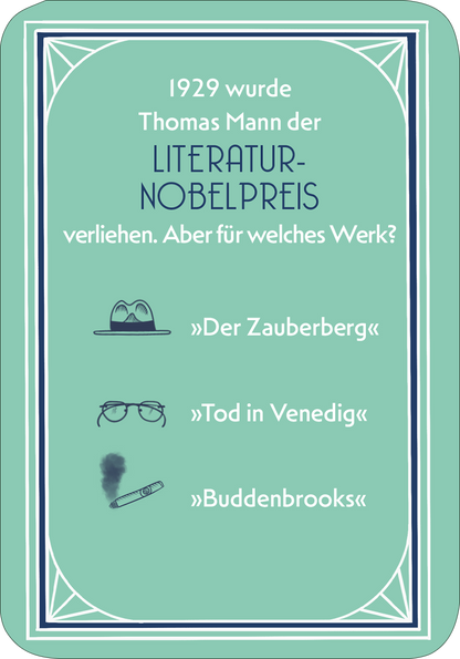 Gezeigt wird eine Innen- oder Zusatzansicht von „Das große Thomas-Mann-Quiz“. Die Karte hat einen sanft mintgrünen Hintergrund und ist mit einem geometrischen Rahmen in Dunkelblau verziert. In der oberen Hälfte steht in großen, eleganten Buchstaben „LITERATUR-NOBELPREIS“. Darunter wird die Frage „Aber für welches Werk?“ gestellt. Drei Antwortmöglichkeiten sind in einfacher Schrift aufgeführt: „Der Zauberberg“, „Tod in Venedig“, „Buddenbrooks“, begleitet von...