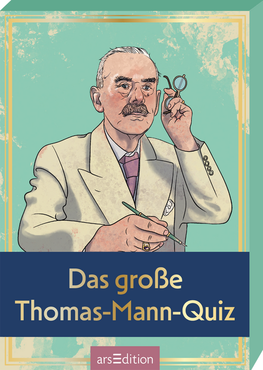 Auf dem Buchcover ist eine illustrierte Darstellung von Thomas Mann zu sehen, der in einem hellen Anzug und mit einer Brille in der Hand nachdenklich wirkt. Der Hintergrund ist in einem sanften Mintgrün gehalten, was eine ruhige Atmosphäre erzeugt. Der Titel „Das große Thomas-Mann-Quiz“ ist in großer, goldener Schrift auf dunkelblauem Grund platziert. Ganz unten mittig steht der Logoschriftzug von arsEdition.