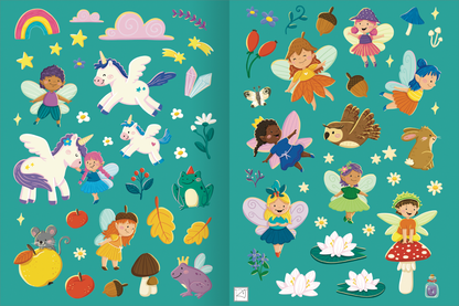 Gezeigt wird eine Innen- oder Zusatzansicht von „Erstes Stickern Metallic – Feen“. Die Seite zeigt auf einem einheitlichen, türkisfarbenen Hintergrund buntillustrierte Elemente. Zu sehen sind verschiedene Feen in unterschiedlichen Farben, darunter Blau, Pink und Gelb, die mit Flügeln und fröhlichen Gesichtsausdrücken dargestellt sind. Außerdem sind Einhörner, Tiere, Blumen und Früchte in lebhaften Farben abgebildet. Die Gestaltung ist verspielt und einladend, ideal für Kinder....