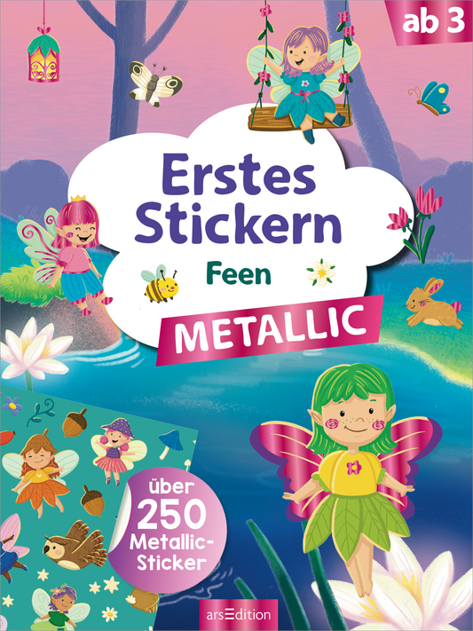 Auf dem Buchcover „Erstes Stickern Feen“ sind drei fröhliche Feen in leuchtenden Farben abgebildet, die in einer zauberhaften Naturkulisse spielen. Der Hintergrund zeigt Wasserlilien und glitzerndes Wasser. Der Titel steht in großen, bunten Buchstaben auf einer wolkenförmigen Sprechblase. Der Zusatz „METALLIC“ hebt sich in kräftigem Pink ab. Oben rechts ist ein rotes Feld mit dem Hinweis „ab 3“. Unten links steht „über 250 Metallic-Sticker“. Ganz unten mittig steht der...
